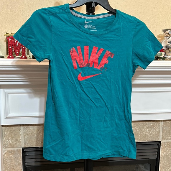 Nike Tops - 💙3/$15🎉HP🎊Nike Shirt